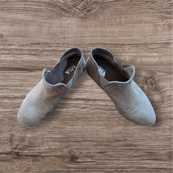 MIA light brown suede booties size 7 1/2 EUC. - Picture 2 of 6